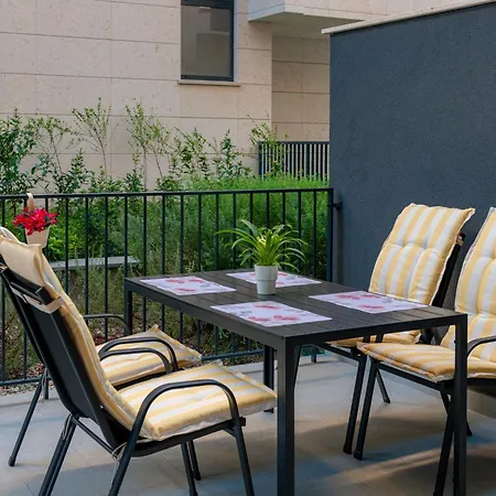 Lupo Gravosa Free Parking