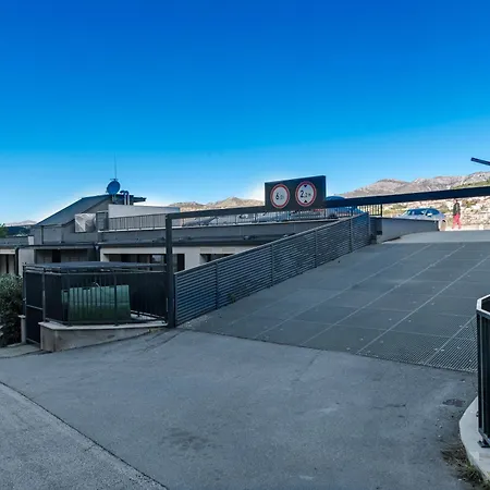 Lupo Gravosa Free Parking