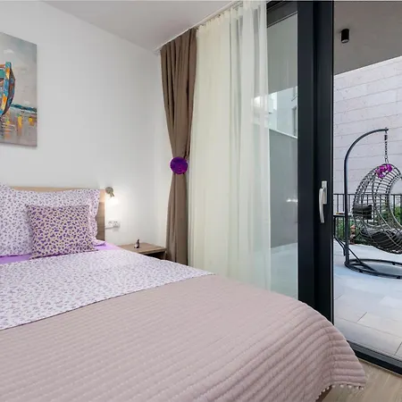 Lupo Gravosa Free Parking *