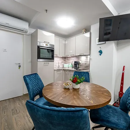 Lupo Gravosa Free Parking *