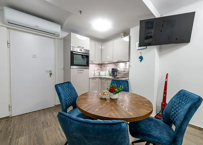 Lupo Gravosa Free Parking *