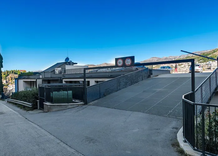 Lupo Gravosa Free Parking